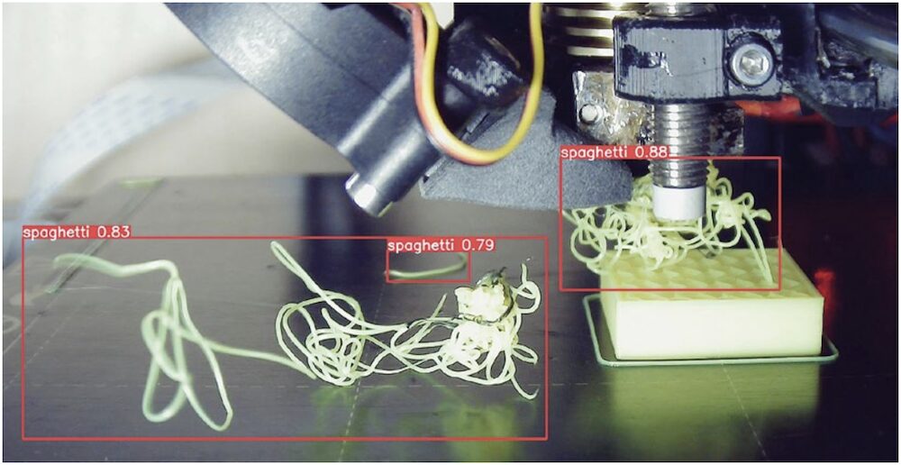 Aufnahme eines 3D-Drucks nach automatisierter Druckfehlererkennung mit drei gefundenen Instanzen eines Druckfehlers und Wahrscheinlichkeitswerten zwischen 79 % und 88 %