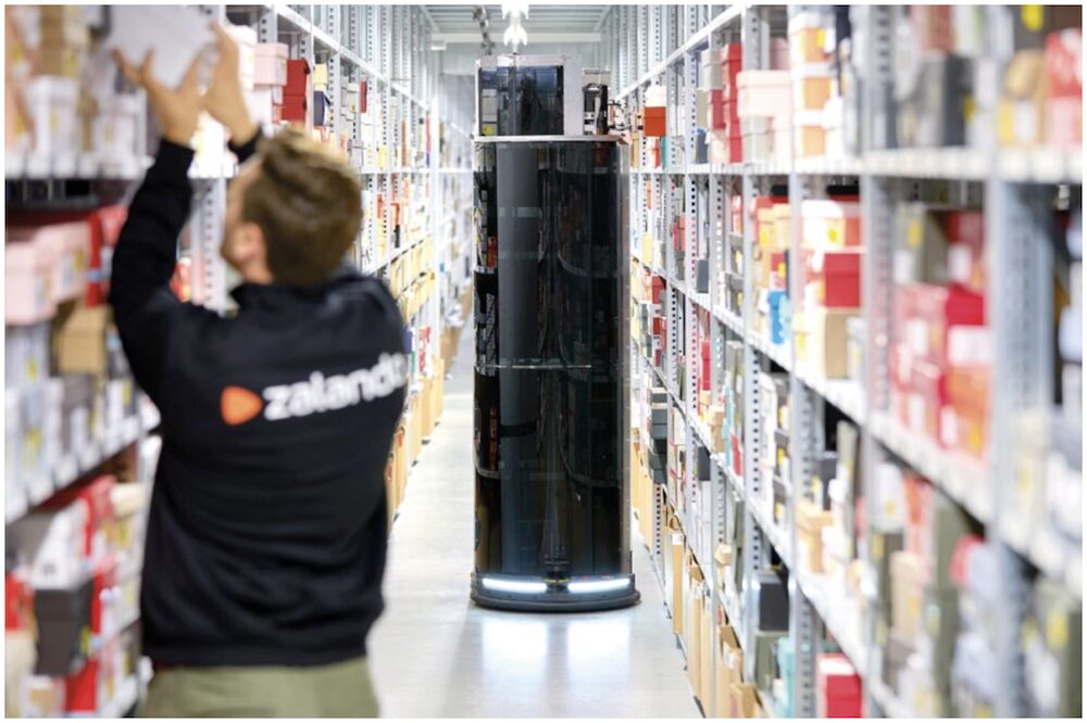 Beispiel für eine Mensch-Roboter-Kollaboration mit autonomen mobilen Robotern bei Zalando